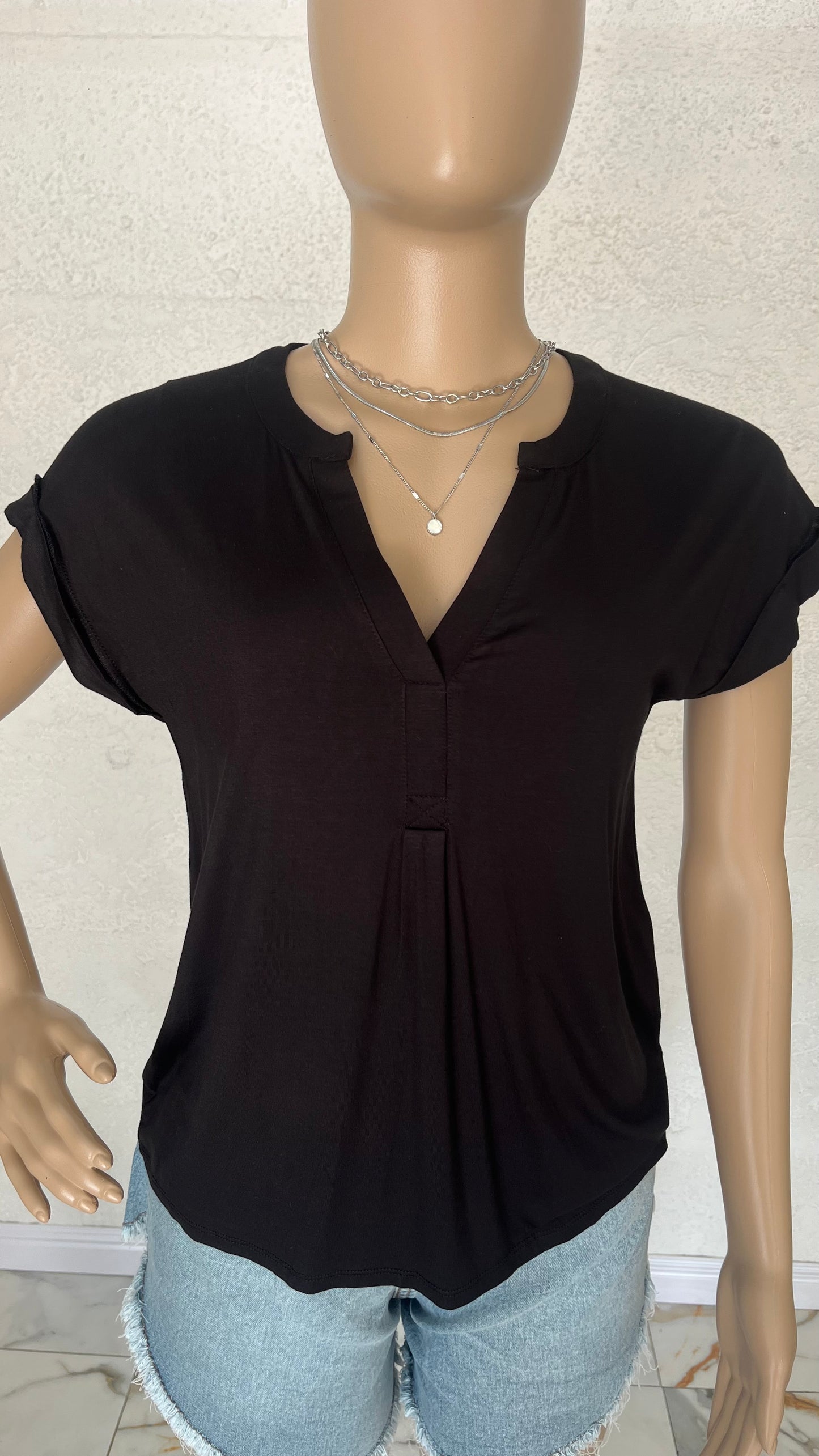 ✨ Blusa Noir Essentielle