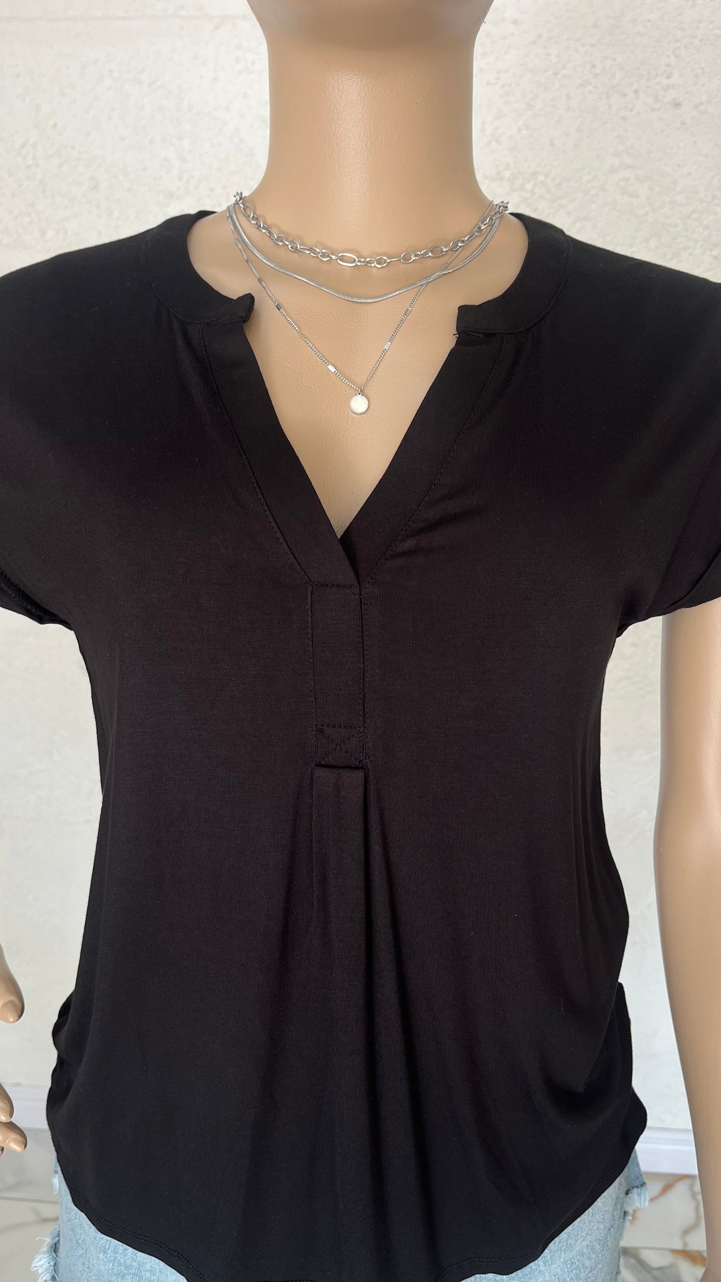 ✨ Blusa Noir Essentielle