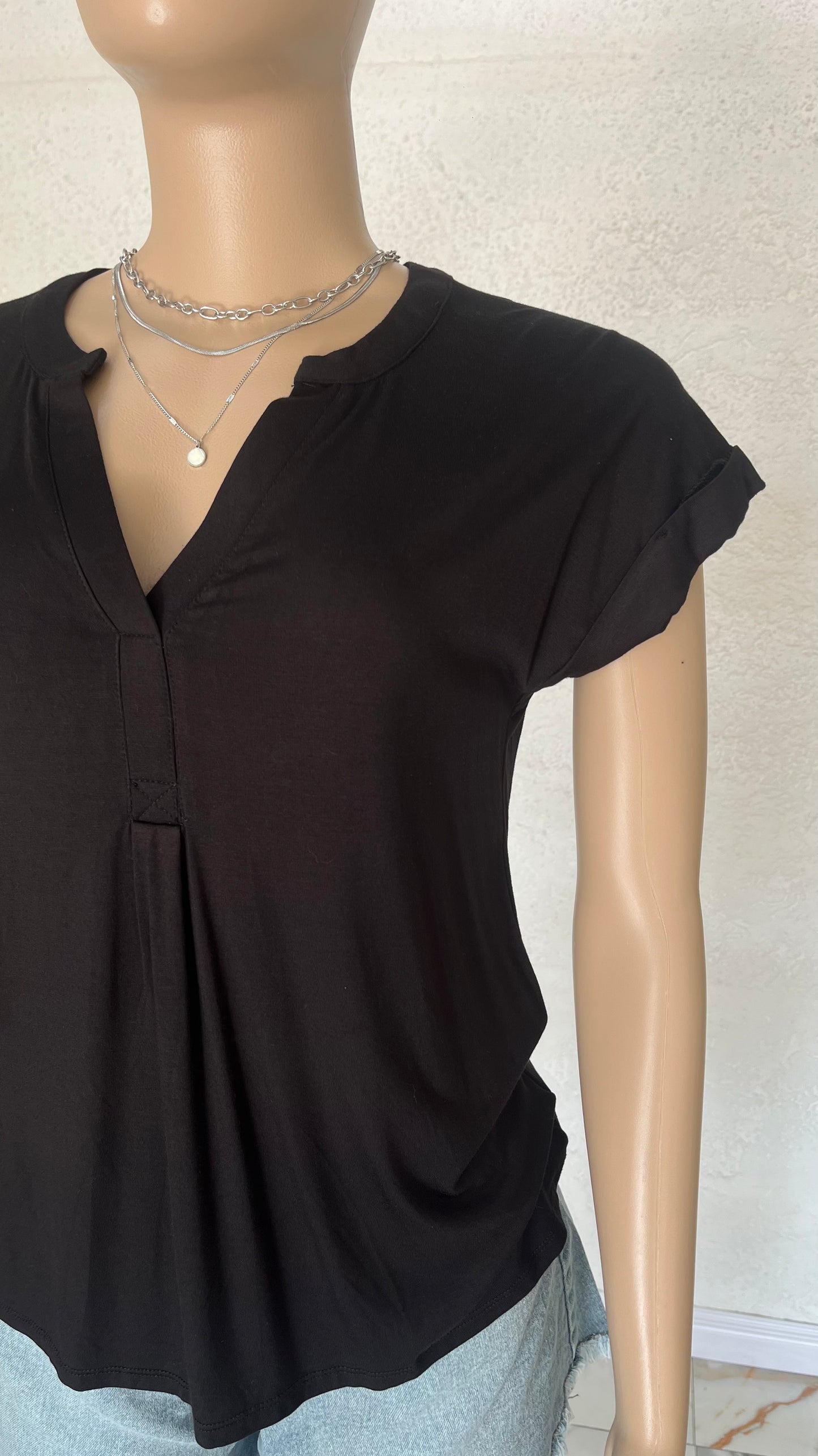 ✨ Blusa Noir Essentielle