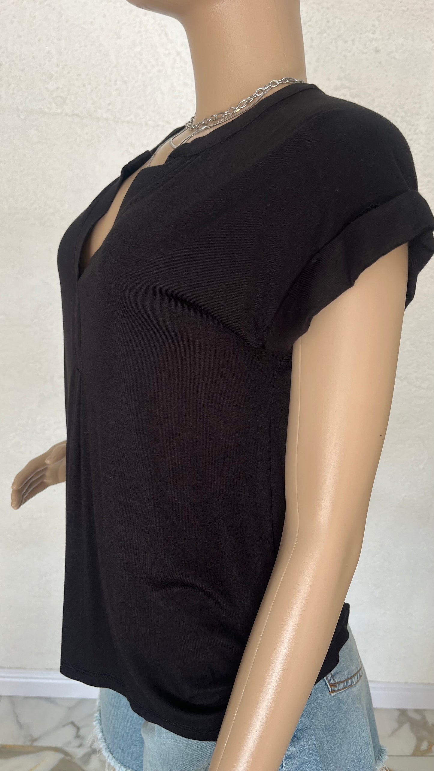 ✨ Blusa Noir Essentielle