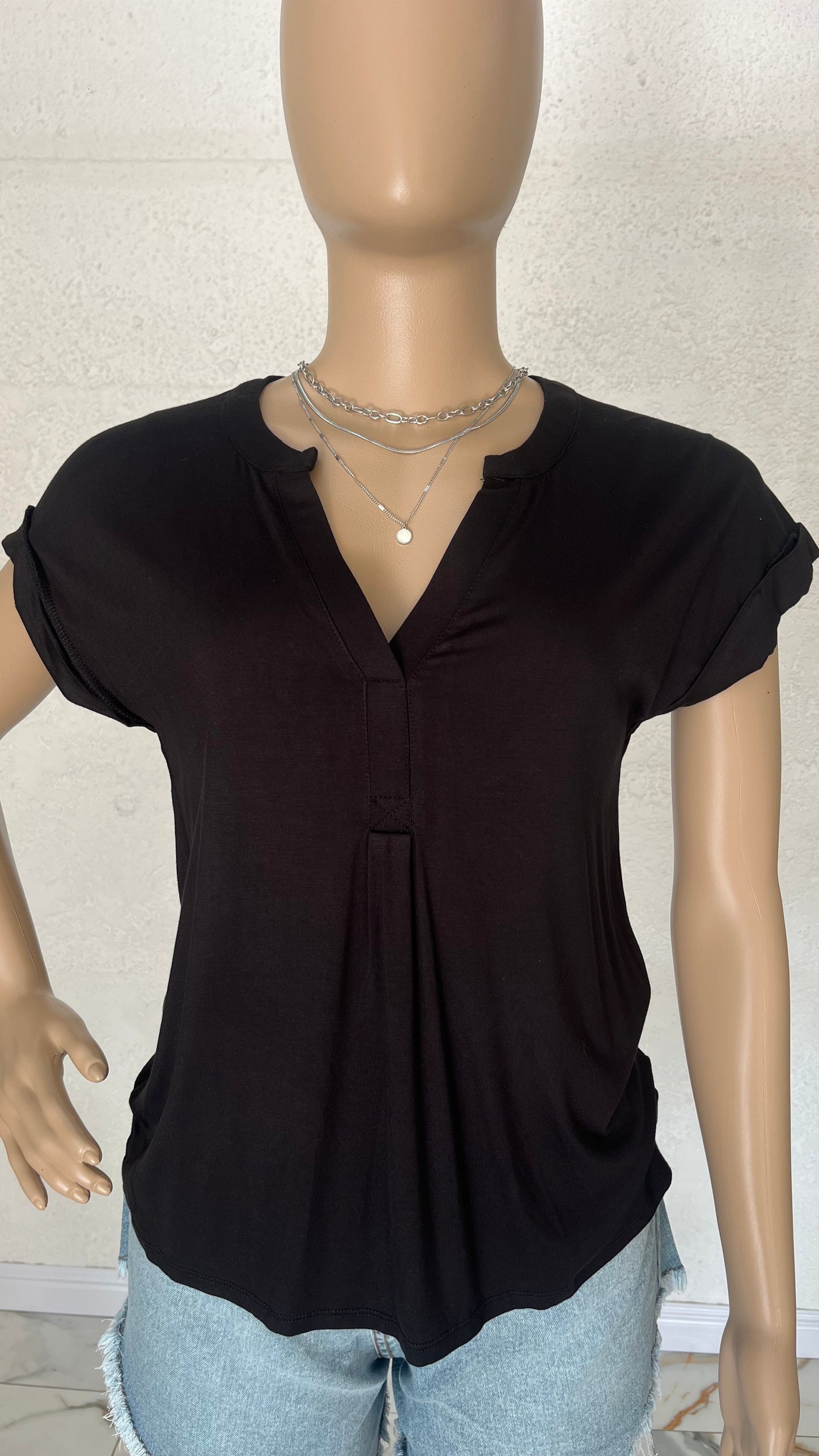 ✨ Blusa Noir Essentielle